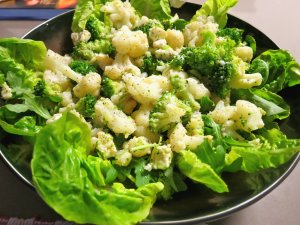 salade met broccoli, bloemkool en avocado