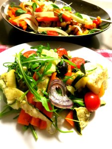 geroosterde groenten met haloumi op bord